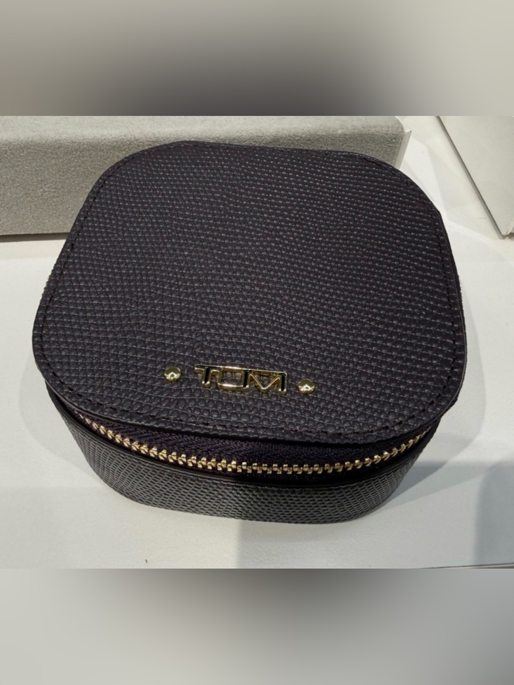 NEW Tumi Belden 4” Leather Zip Around Travel Jewelry Case Box - BLACKBERRY